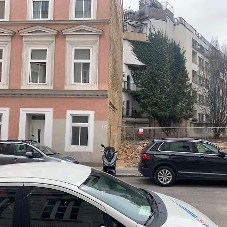 Modern Flat With Parking Space Appartement Wenen Buitenkant foto